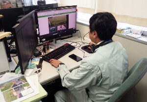 工事契約の履行に必要な資料（指示・協議等）を作成している様子